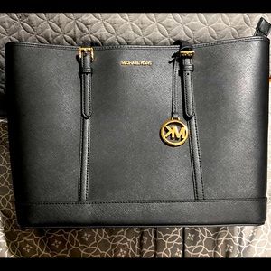 MICHAEL KORS 35F0GTVT9L
LG TZ SHLDR TOTE
LEATHER